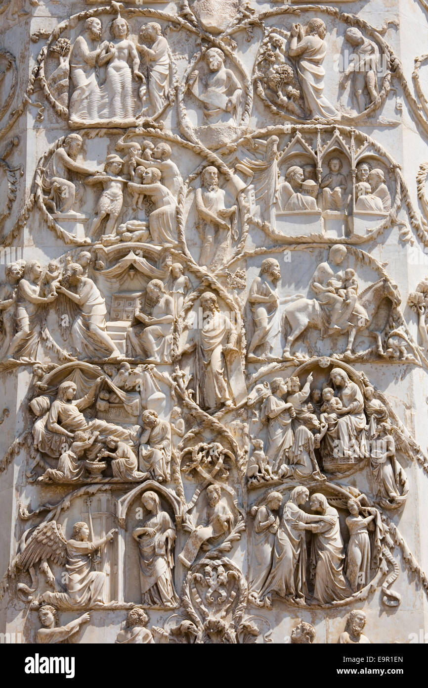 Orvieto, Ombrie, Italie. Finement sculptée de bas-relief représentant des scènes du Nouveau Testament sur la façade de la cathédrale. Banque D'Images