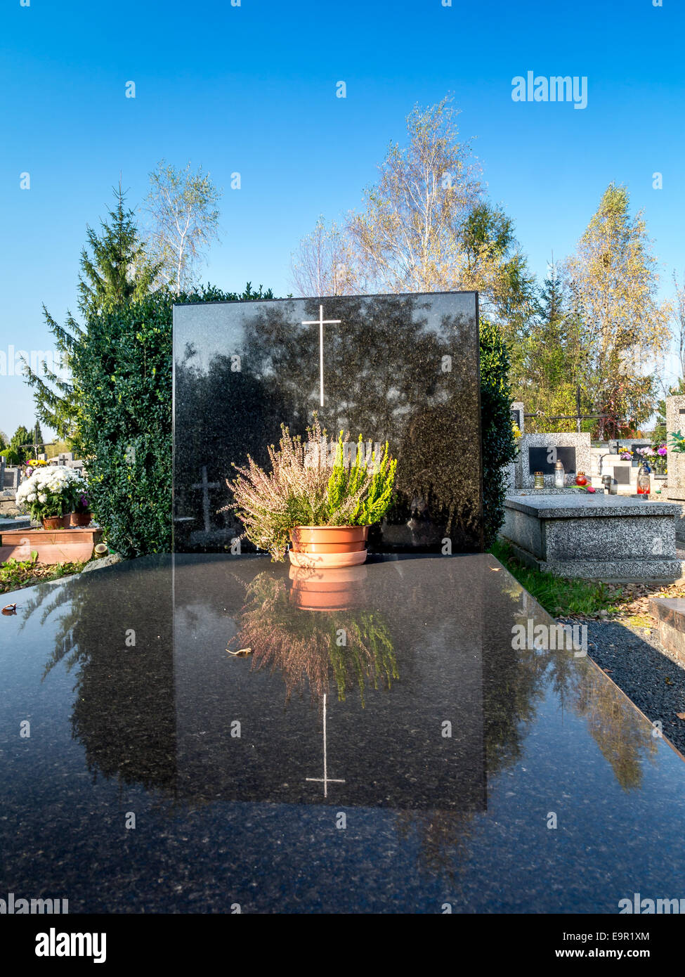 Pierre tombale de granit noir sur fond de ciel bleu Banque D'Images