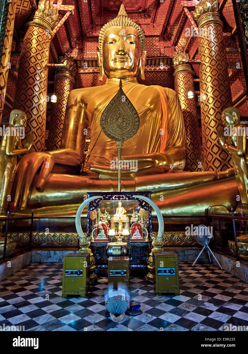 Le 14e siècle statue de Bouddha du Wat Phanan Choeng temple d'Ayutthaya, Thaïlande. Banque D'Images