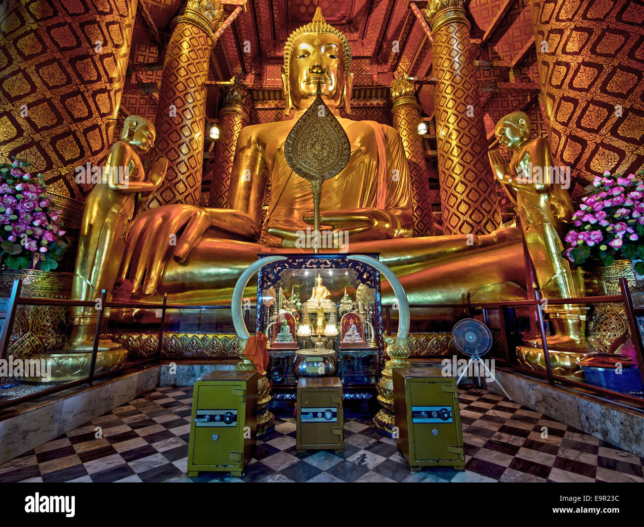 Le 14e siècle statue de Bouddha du Wat Phanan Choeng temple d'Ayutthaya, l'ancienne capitale de la Thaïlande. Banque D'Images