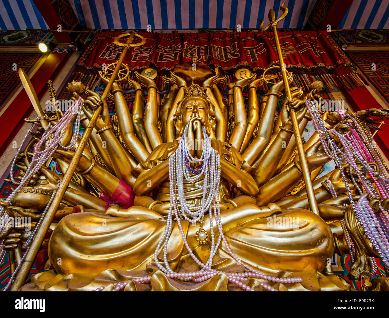 Mille-armé Avalokitesvara statue antique au temple Wat Phanan Choeng à Ayutthaya, Thaïlande. Banque D'Images