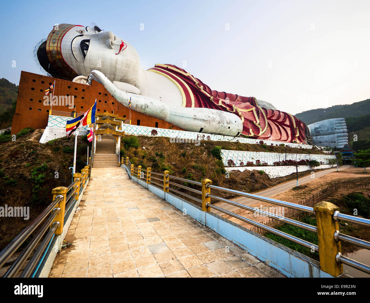Le Win Sein Taw Ya statue Bouddha couché, le plus grand Bouddha couché statue dans le monde, près de Mawlamyine, Myanmar. Banque D'Images