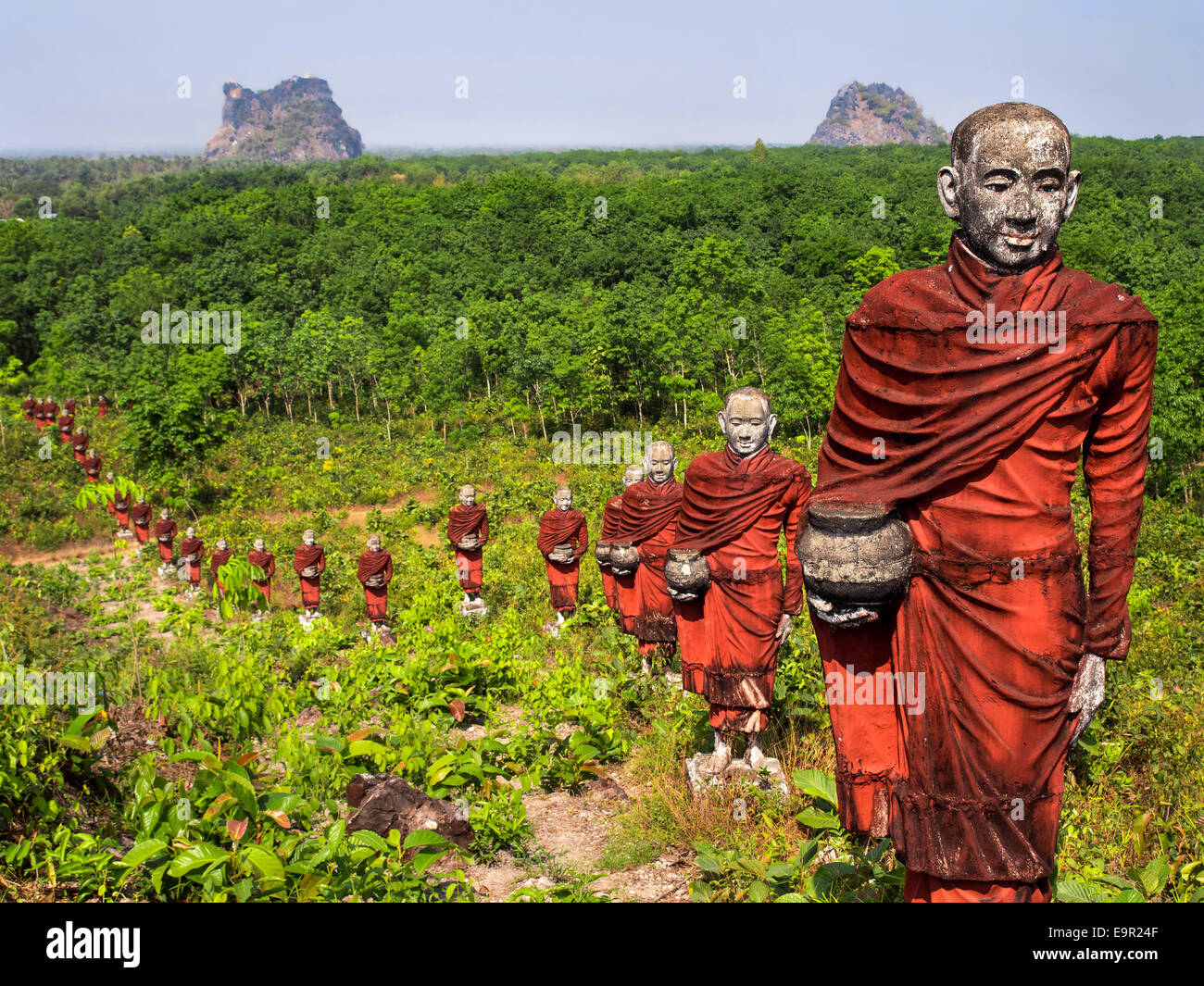 Des centaines de statues de moines bouddhistes de recueillir des aumônes entourent la victoire massive Sein Taw Ya Bouddha à Mawlamyine, Birmanie. Banque D'Images