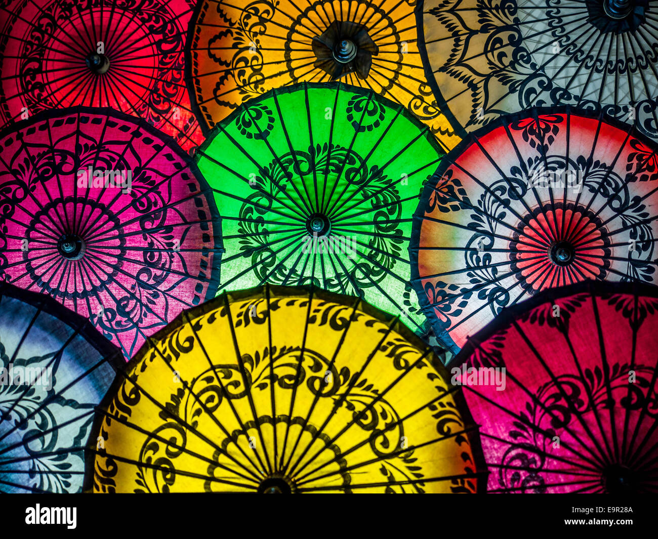 Parasols colorés sur l'affichage à la rue du marché à Bagan, Mandalay, Myanmar (Birmanie). Banque D'Images