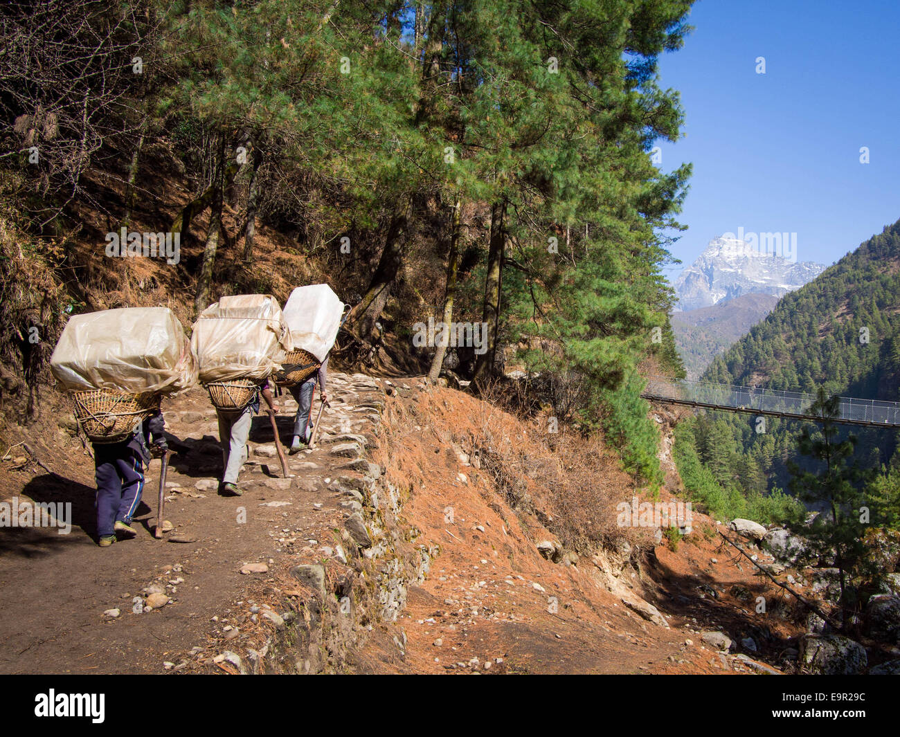 Porteurs sherpa de transporter de grosses charges sur le camp de base de l'Everest Trek Everest, Népal, Région. Banque D'Images Porteurs sherpa de transporter de grosses charges sur le camp de base de l'Everest Trek Everest, Népal, Région. Banque D'Images