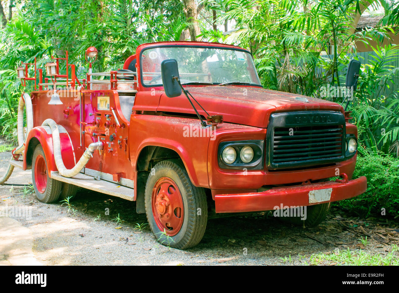 Camion à incendie dans la forêt Vintage classique des véhicules d'urgence Banque D'Images