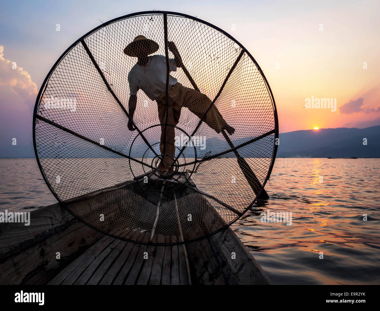 Pêcheur au Lac Inle Inle, au coucher du soleil, l'État de Shan, Myanmar Banque D'Images