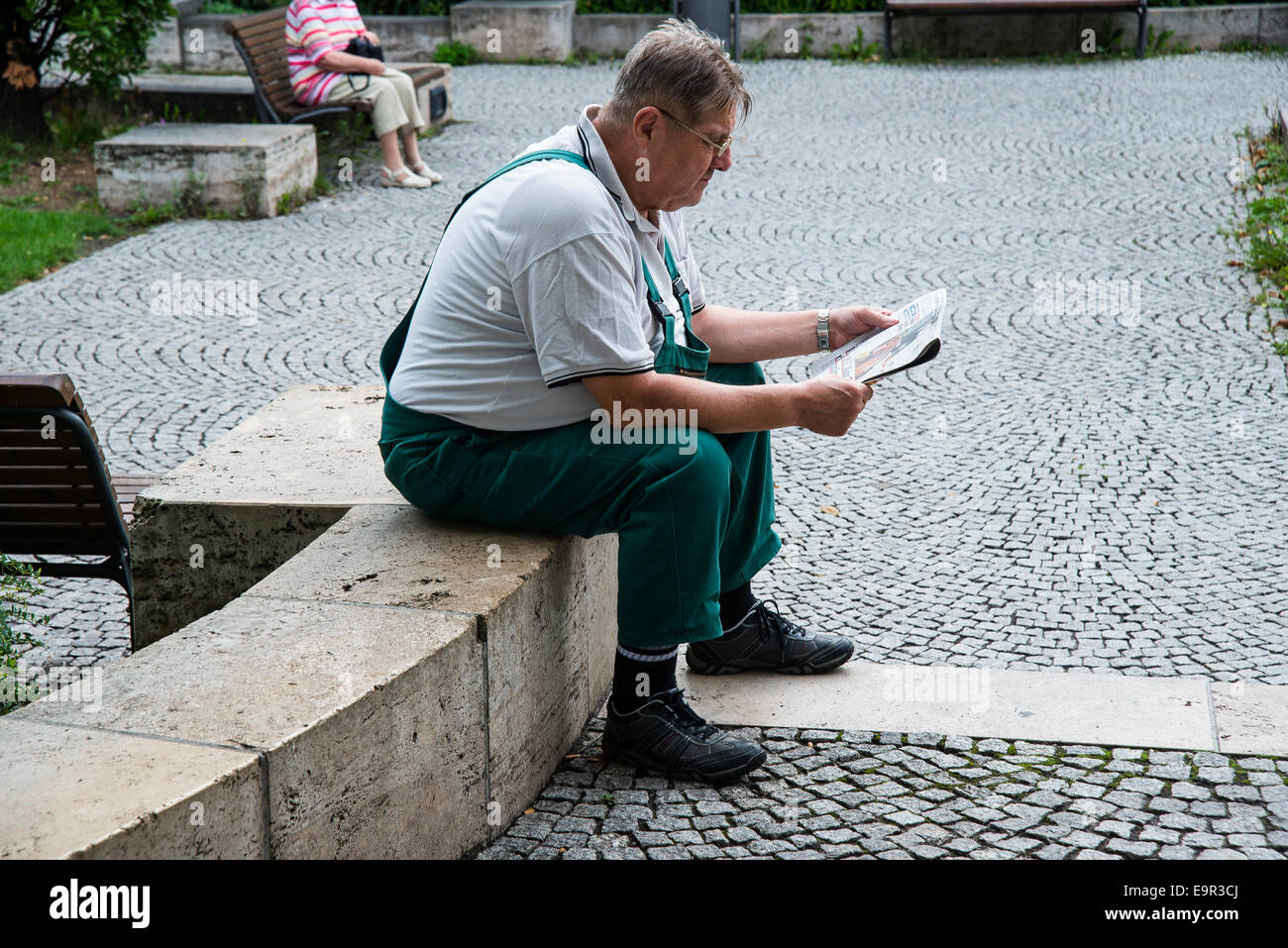 Un résident de Weimar à lire le journal à l'heure du déjeuner, le land de Thuringe, Allemagne, Europe Banque D'Images