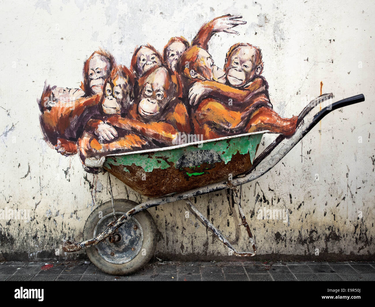 Les orangs-outans dans une brouette street art par l'artiste lituanien Ernest Zacharevic à Kuching, Sarawak, Malaisie Orientale. Banque D'Images