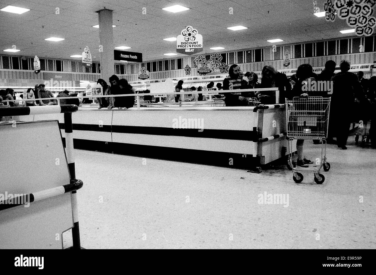 Armoires d'aliments congelés dans la Fine Fare supermarché dans le centre commercial régional de Clyde. 1978 Banque D'Images