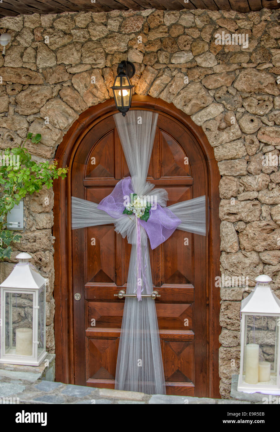 Porte dans maison avec décoration de mariage Banque D'Images