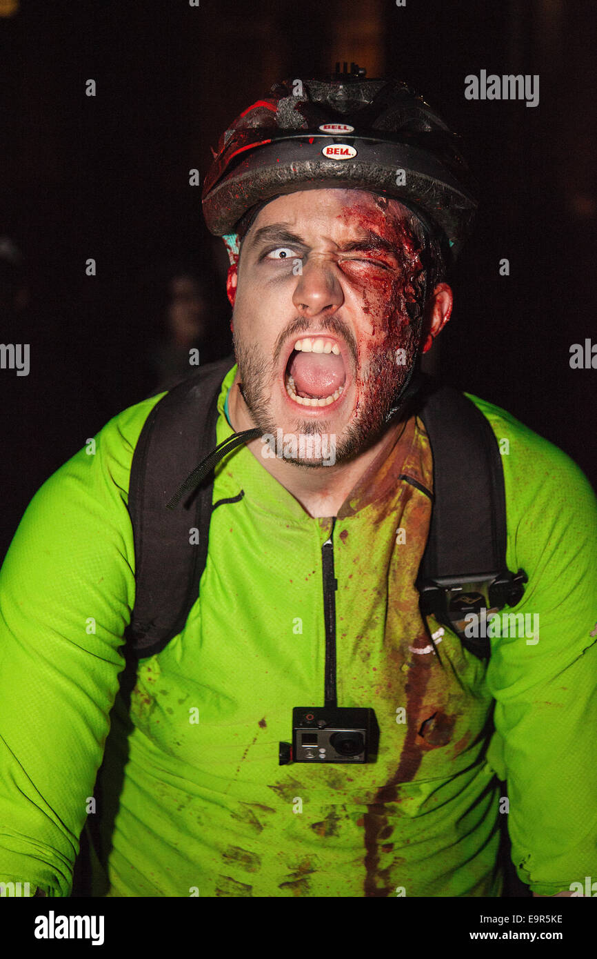 Bristol, Royaume-Uni. 31 octobre, 2014. Des centaines se sont habillés comme des zombies et couverts de faux sang à Bristol's Zombie Walk annuels qui ont défilé dans le centre-ville. La marche est programmée pour coïncider avec l'Halloween. Credit : Redorbital Photography/Alamy Live News Banque D'Images