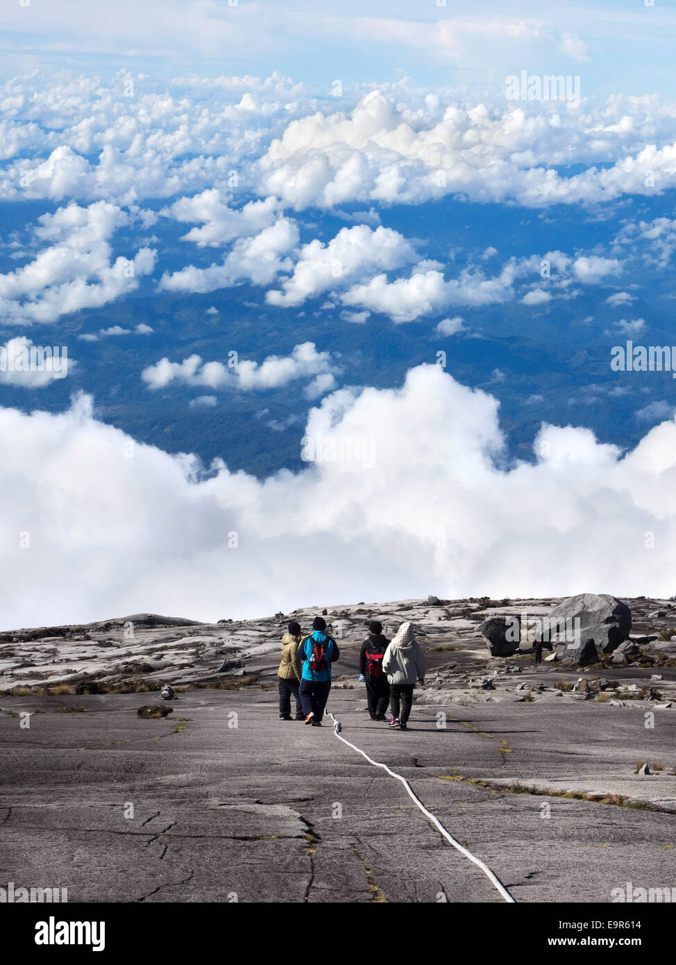 Les randonneurs à pied au sommet du Mont Kinabalu à Sabah, Malaisie Orientale. Banque D'Images