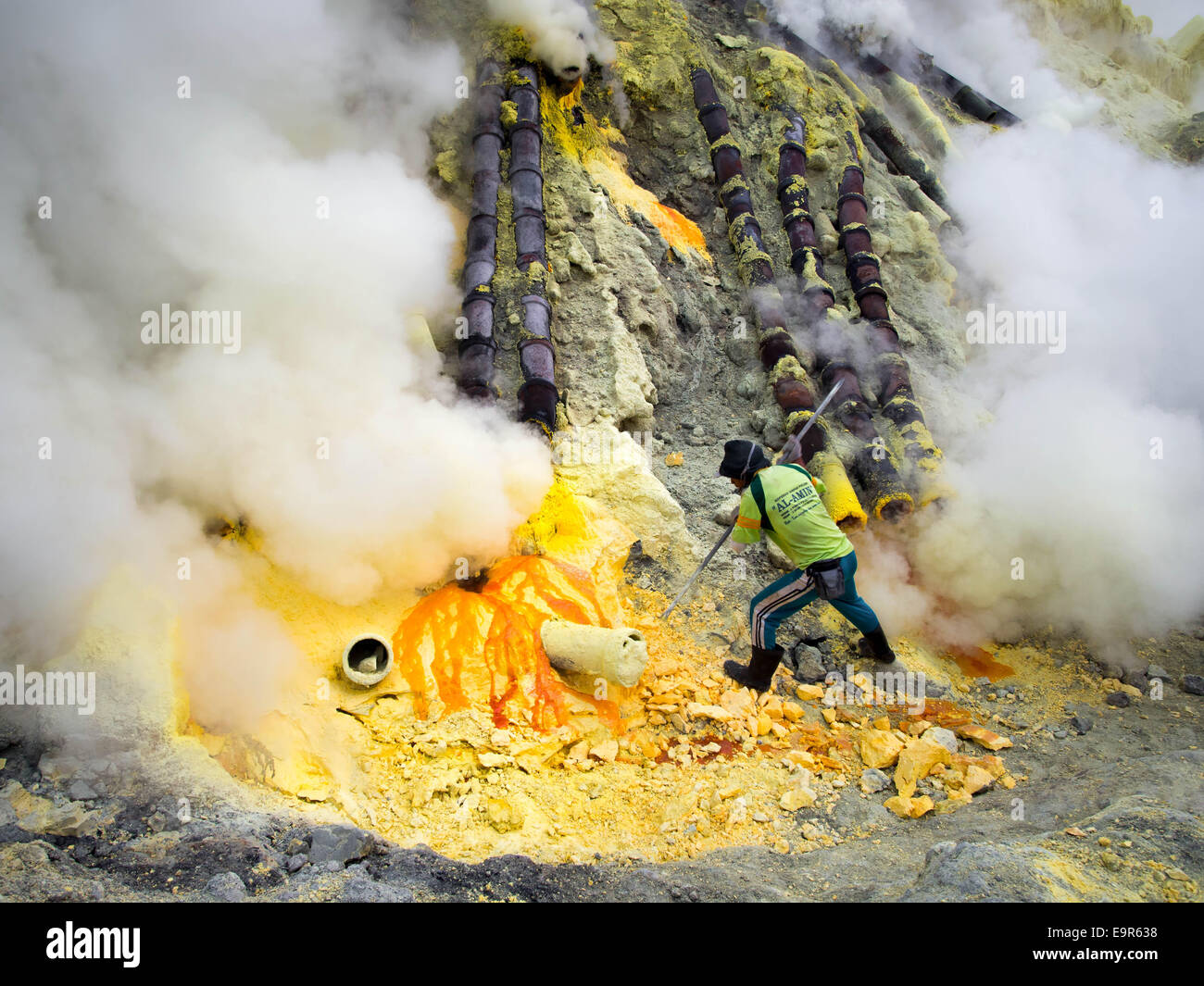 Mineur de soufre à l'intérieur du cratère du volcan Kawah Ijen, Java Est, Indonésie. Banque D'Images