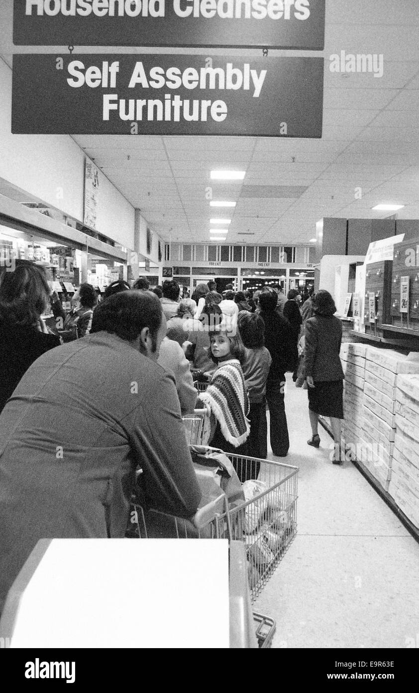 Files d'attente à la caisse du nouveau Tarif Fine supermarché dans le centre commercial régional de Clyde à Clydebank. Banque D'Images