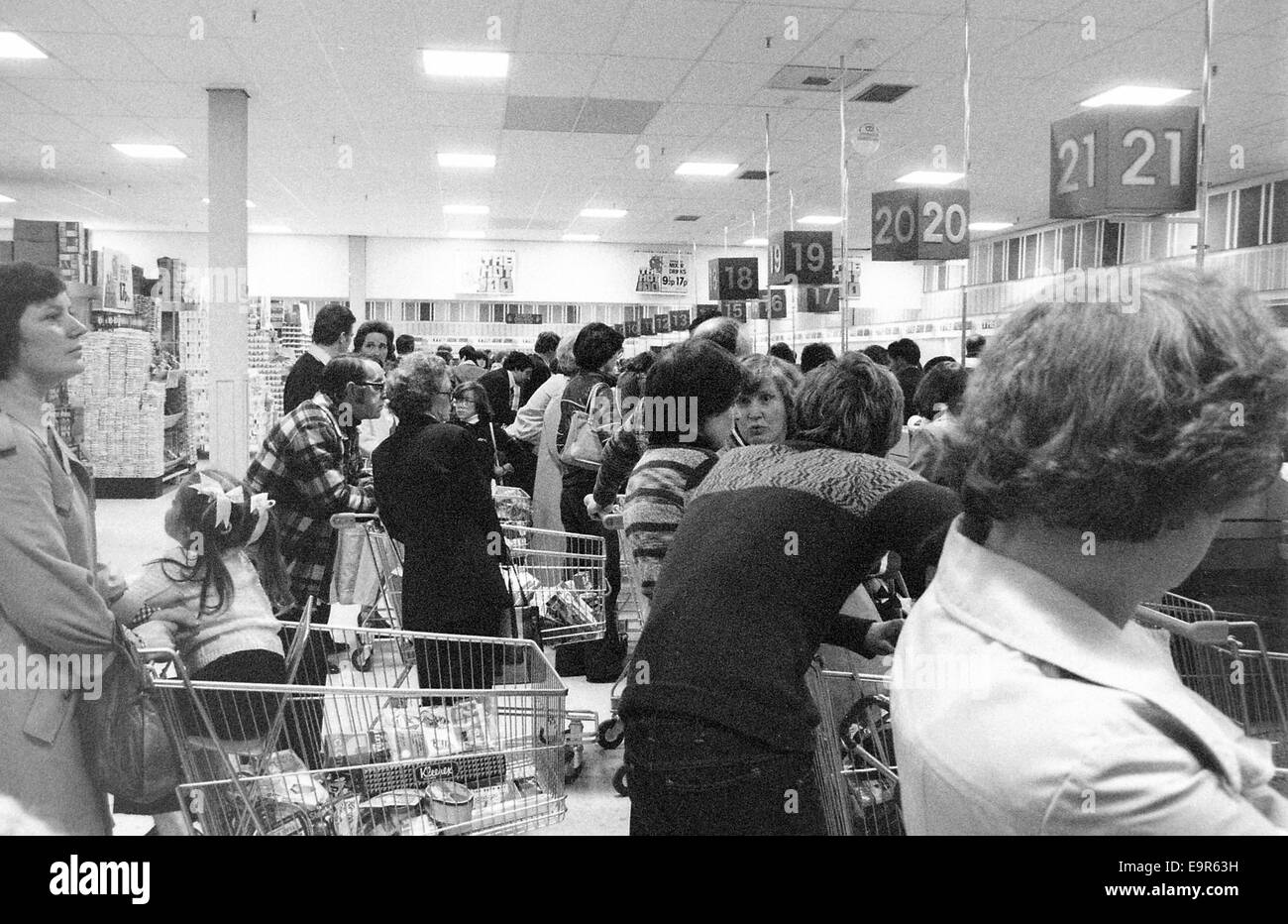 Files d'attente à la caisse du nouveau Tarif Fine supermarché dans le centre commercial régional de Clyde à Clydebank. Banque D'Images