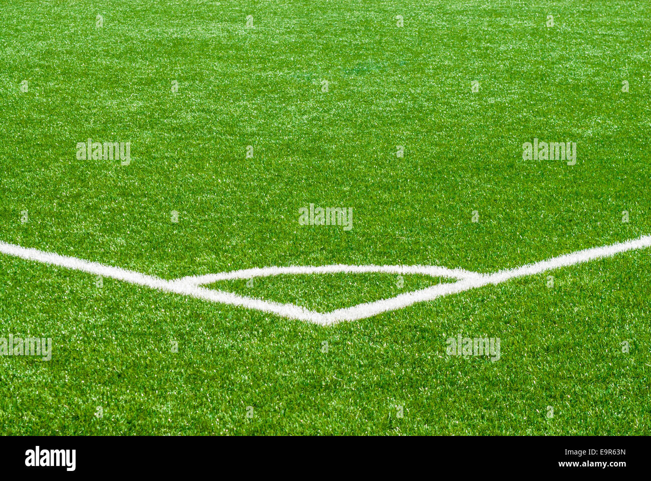 Ligne d'angle blanc marqueur sur green sports turf champ. Banque D'Images