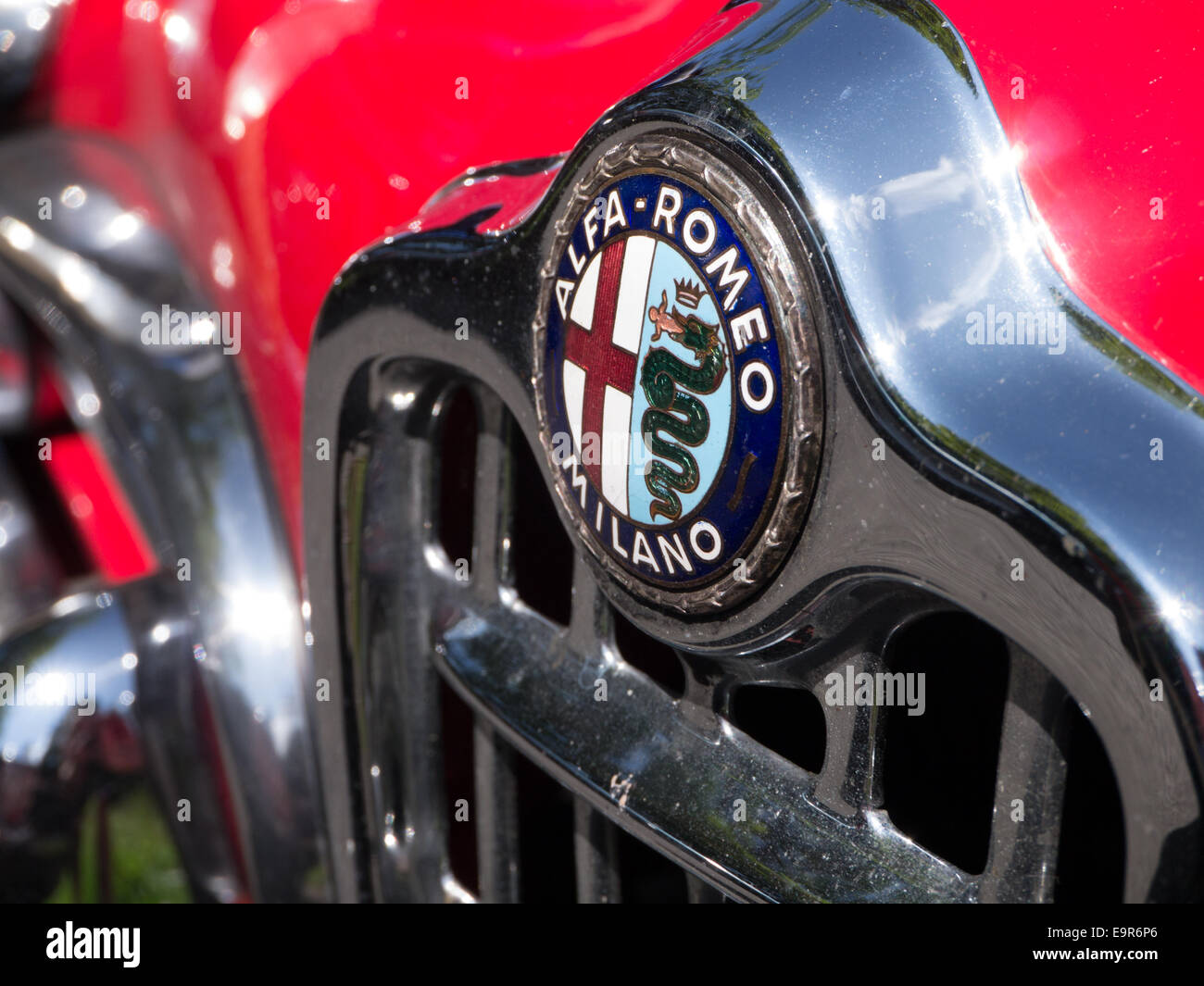Alfa Romeo badge sur une grille classique Banque D'Images