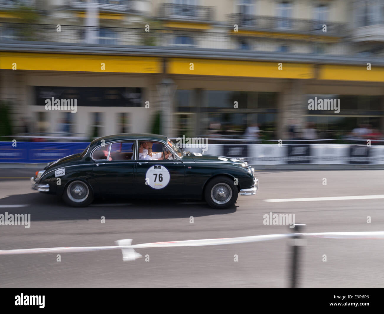 Une voiture de course verte classique avec le numéro 76 contre un arrière-plan flou Banque D'Images