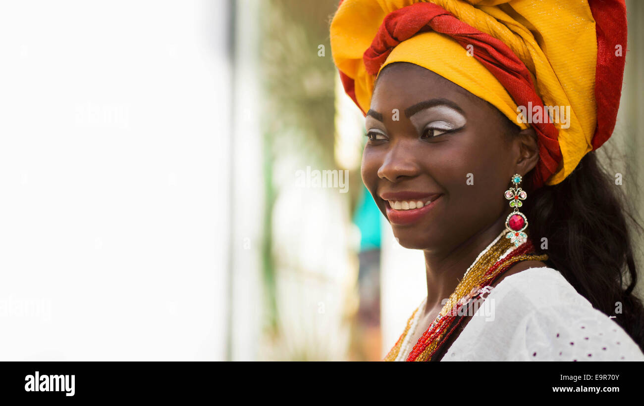 Baiana, femme brésilienne d'origine africaine, souriant, vêtu de vêtements traditionnels dans le Pelourinho, Salvador, Bahia, Brésil. Banque D'Images