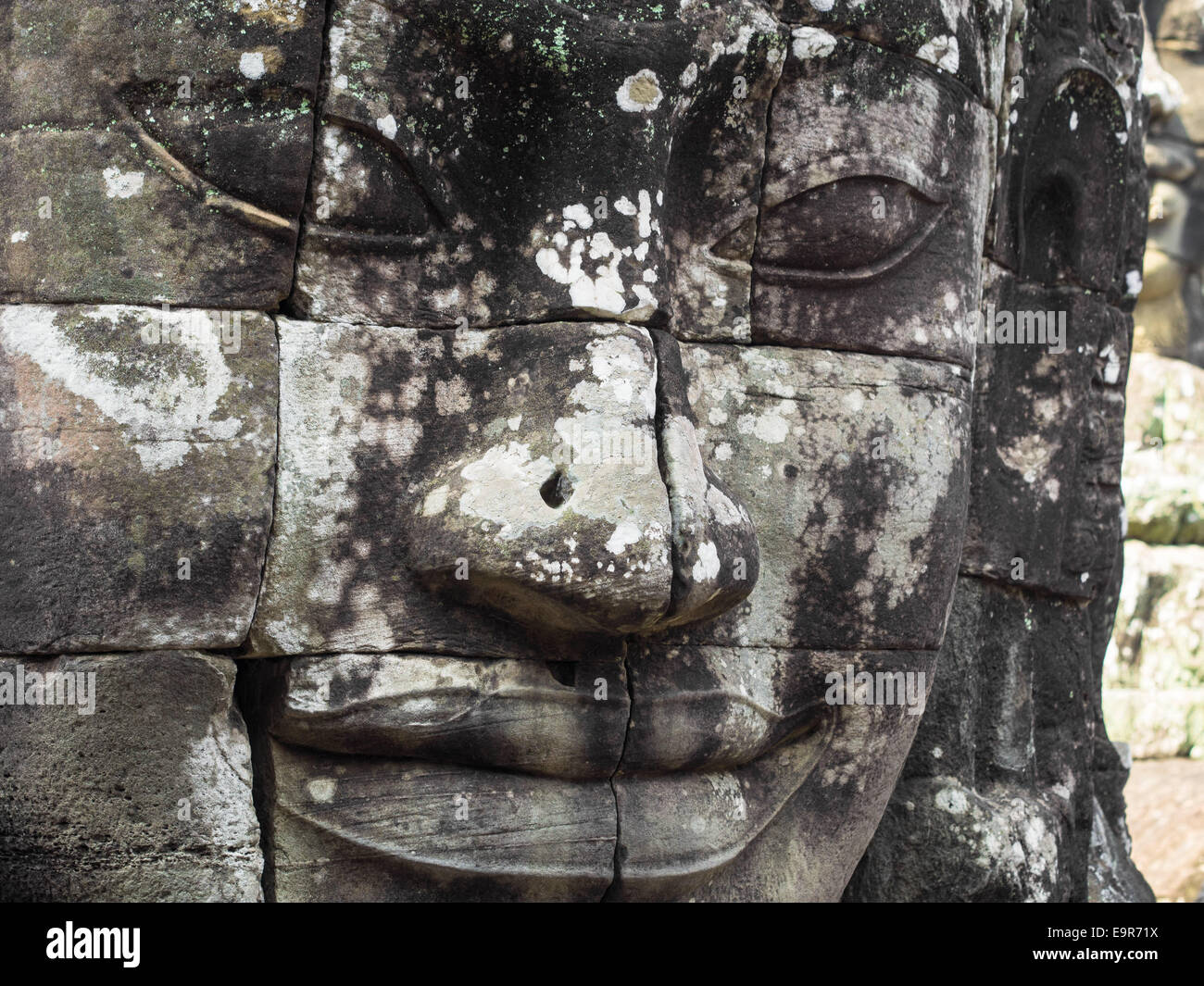 Visage de pierre géant à ancient temple Bayon à Angkor, Siem Reap, Cambodge. Banque D'Images