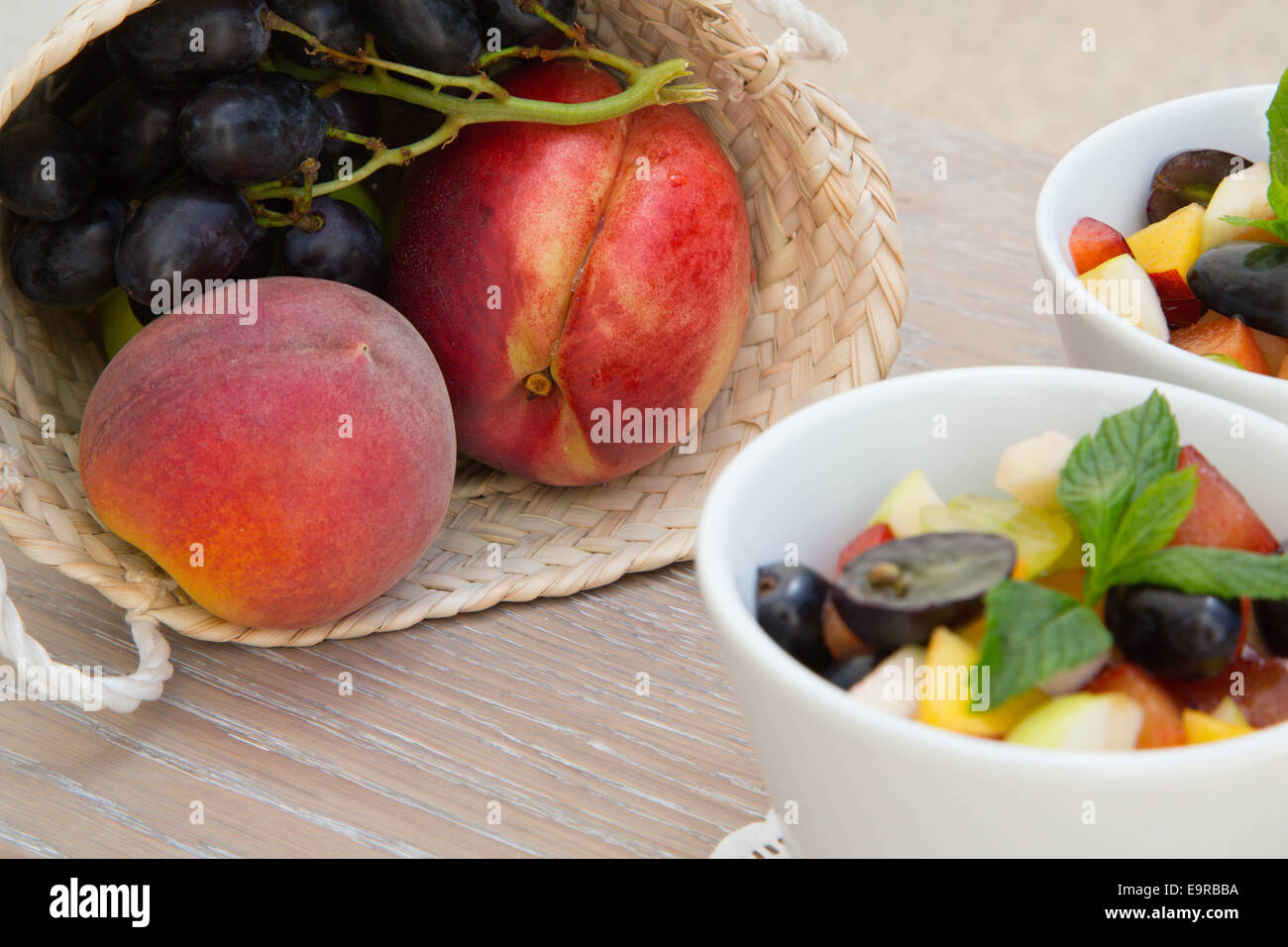 Fruits dans l'panier tressé Banque D'Images