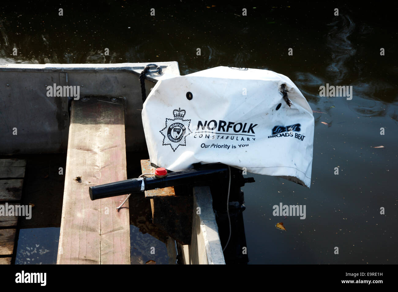 Une housse de moteur avec le Norfolk Constabulary logo sur les Norfolk Broads. Banque D'Images