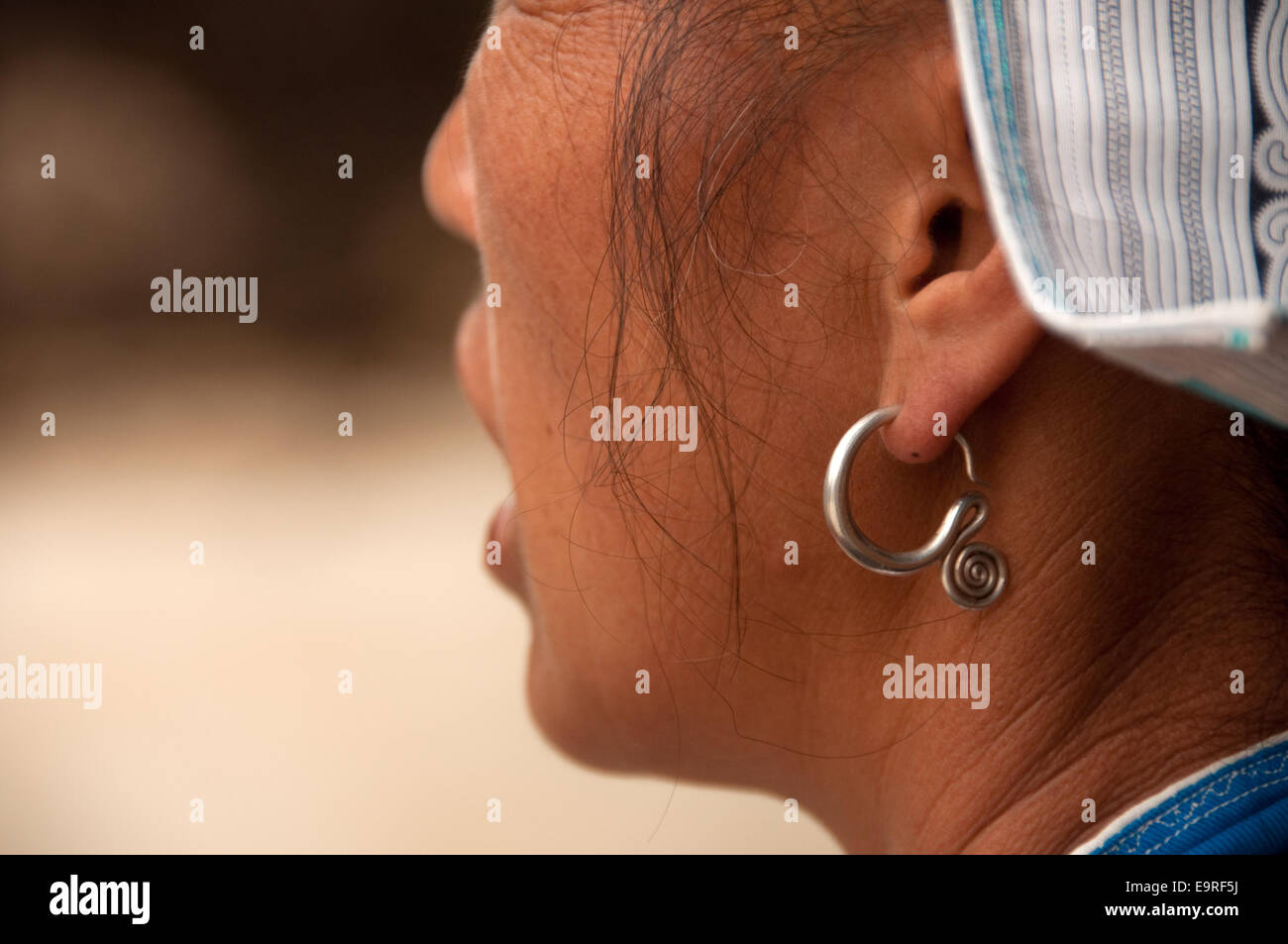 Détail de boucles d d'une femme gejia, matang, province de Guizhou, Chine Banque D'Images