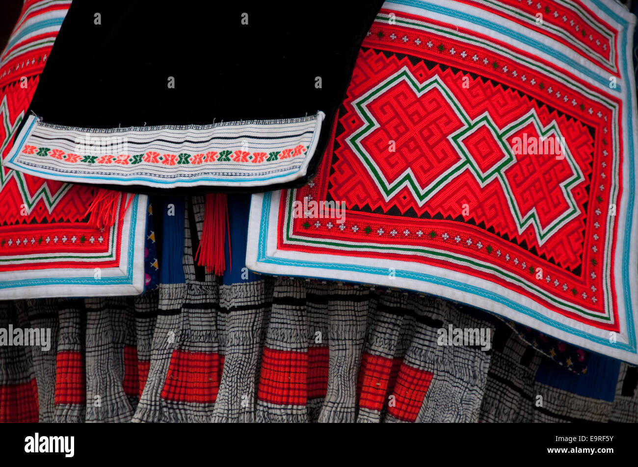 Détail de la jupe d'une femme gejia batik traditionnel et design avec motifs brodés, matang, province de Guizhou, Chine Banque D'Images