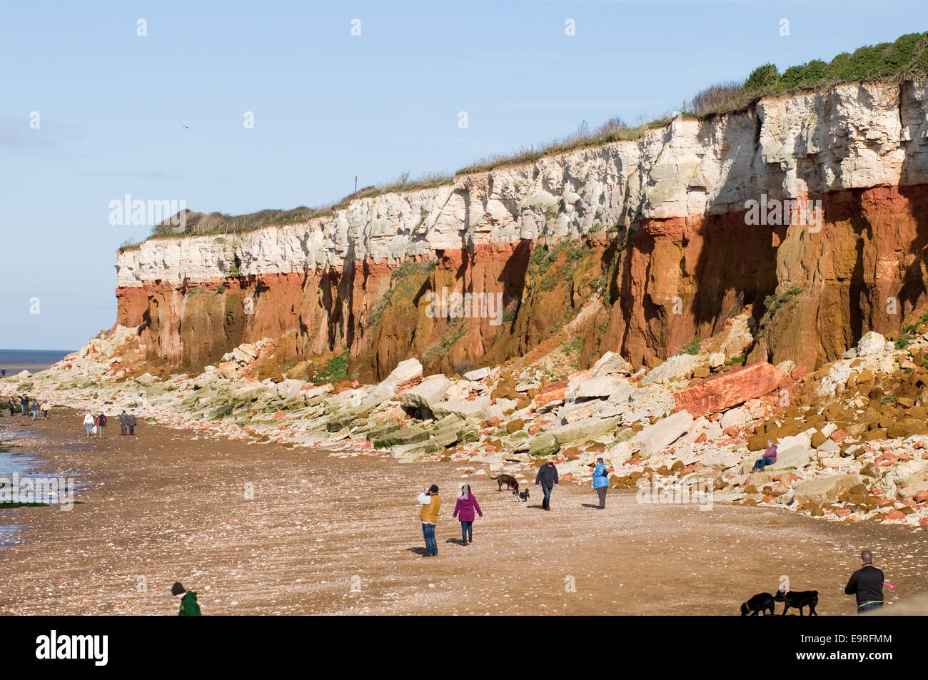 Plages Plage de hunstanton norfolk uk craie rouge stratifié et calcaire des falaises de craie blanche sur la plage de Old Hunstanton cliff Banque D'Images