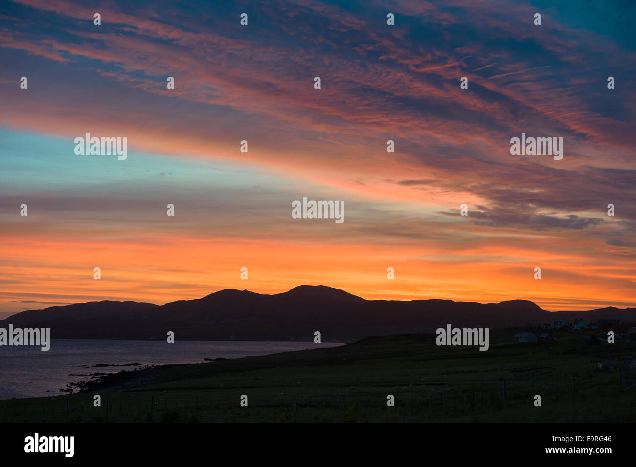 Rouge Couleur coucher de soleil sur les îles Summer, une partie de l'Inner Hebrides, d'Achiltibuie Coigach sur la côte ouest de l'ECOSSE Banque D'Images