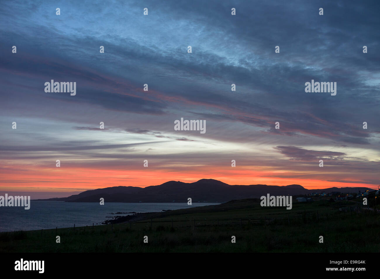 Rouge Couleur coucher de soleil sur les îles Summer, une partie de l'Inner Hebrides, d'Achiltibuie Coigach sur la côte ouest de l'ECOSSE Banque D'Images