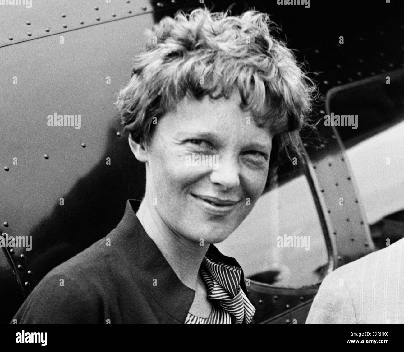 Photo d'époque de la pionnière et auteure de l'aviation américaine Amelia Earhart (1897 – déclarée morte en 1939) – Earhart et son navigateur Fred Noonan ont connu une célèbre disparition en 1937 alors qu'elle essayait de devenir la première femme à effectuer un vol de navigation du globe. Photo prise en 1932. Banque D'Images