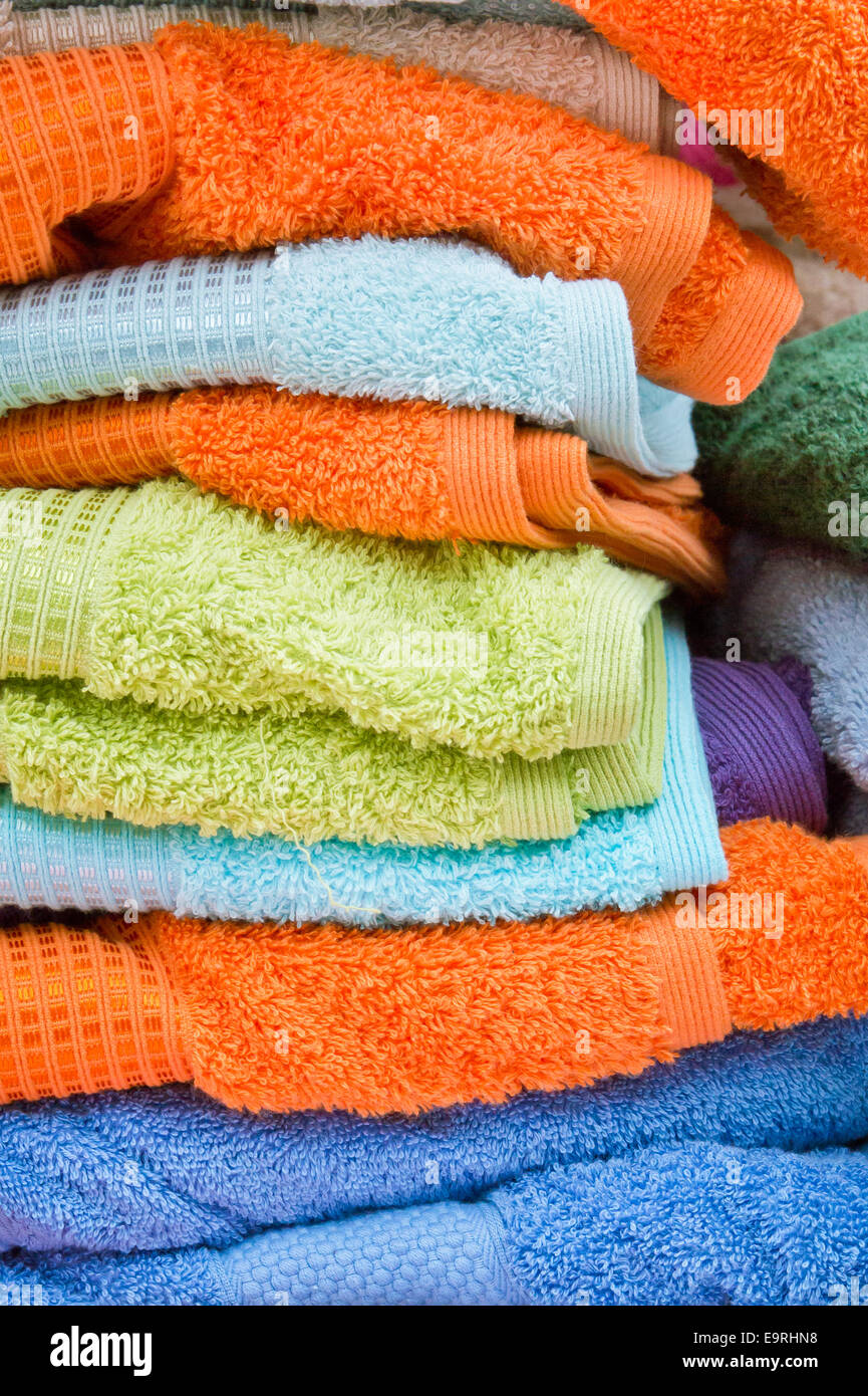 Pile de serviettes colorées at a market stall Banque D'Images