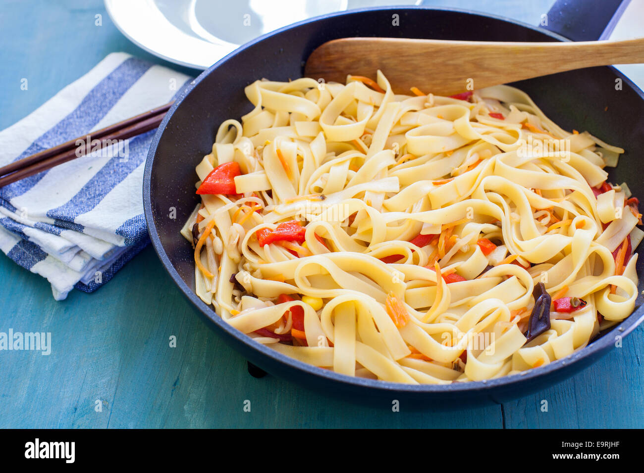 Une casserole avec nouilles chinoises aux légumes Banque D'Images