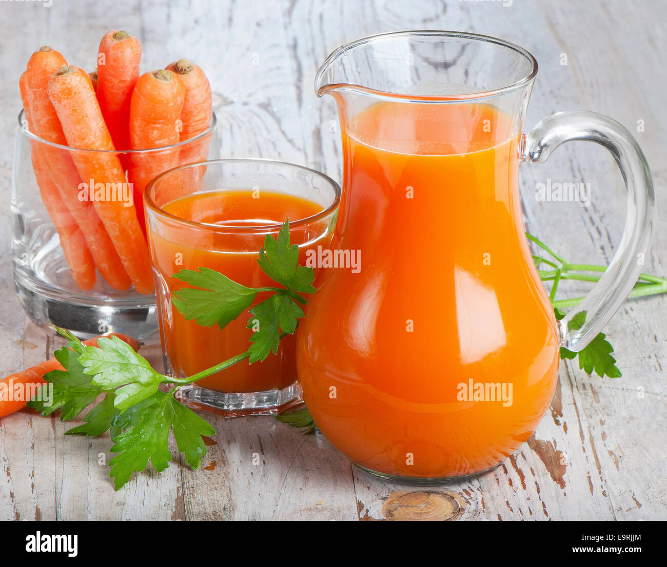 Des aliments sains - jus de carottes et carottes Banque D'Images