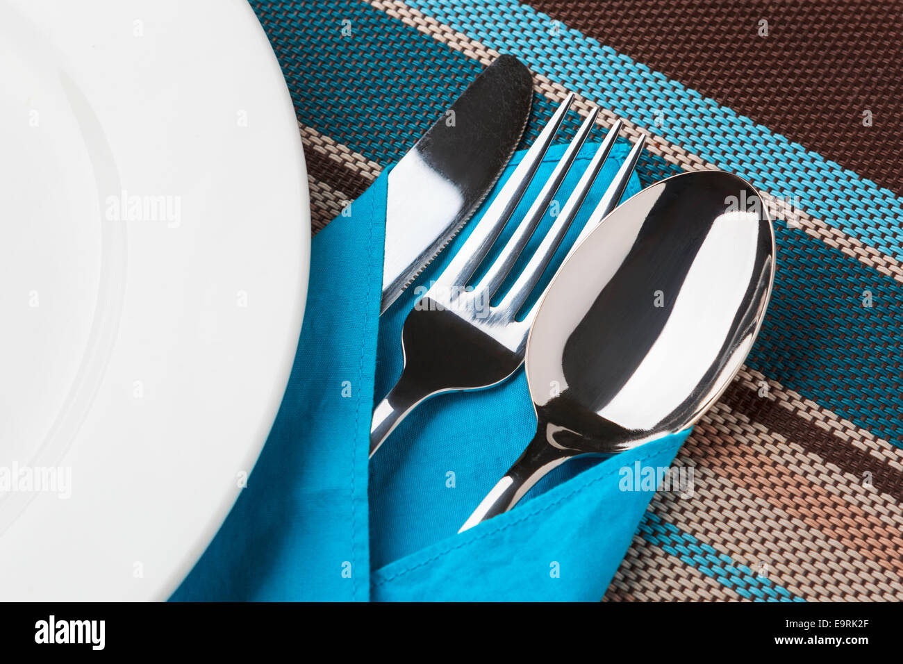 Couteaux, fourchettes, cuillères et la plaque sur la table. Banque D'Images