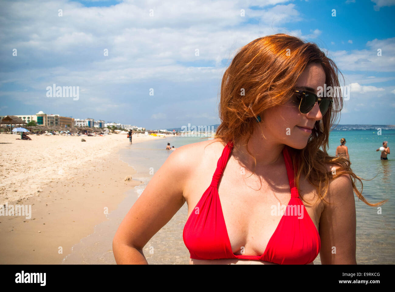 Femme dans un bikini rouge en Tunisie Photo Stock - Alamy