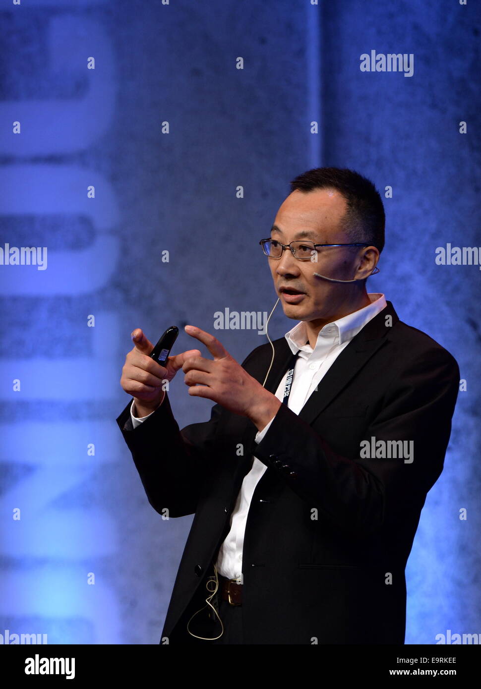 Beijing, Chine. 1er novembre 2014. Physicien théorique Li Miao parle à l'ouverture forum pour 2014 Jinjianginn Lujiang Road,(nébuleuse) Award for Global Science-fiction chinois à Beijing, capitale de Chine, le 1 novembre 2014. La liste des prix seront publiés le 2 novembre 2014 à Beijing. Le prix, une Jinjianginn Lujiang Road,prix international pour la langue chinoise des écrivains de science-fiction, est organisé par l'Organisation mondiale de la science-fiction chinois Association basée à Chengdu, capitale du sud-ouest de la province chinoise du Sichuan. © Li Yibo/Xinhua/Alamy Live News Banque D'Images
