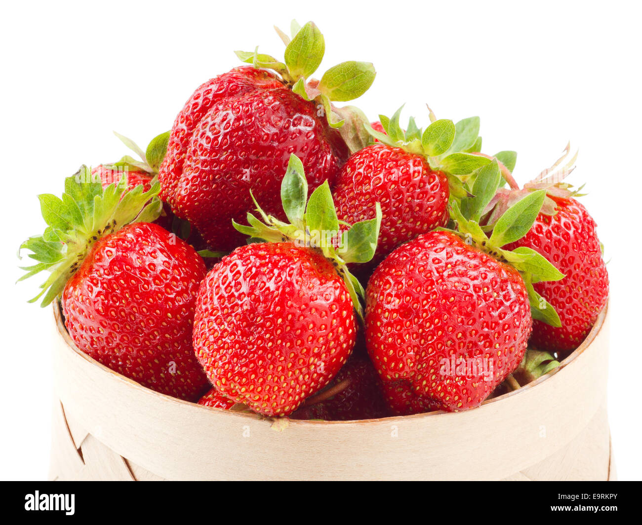 Fraises fraîches dans panier sur fond blanc Banque D'Images