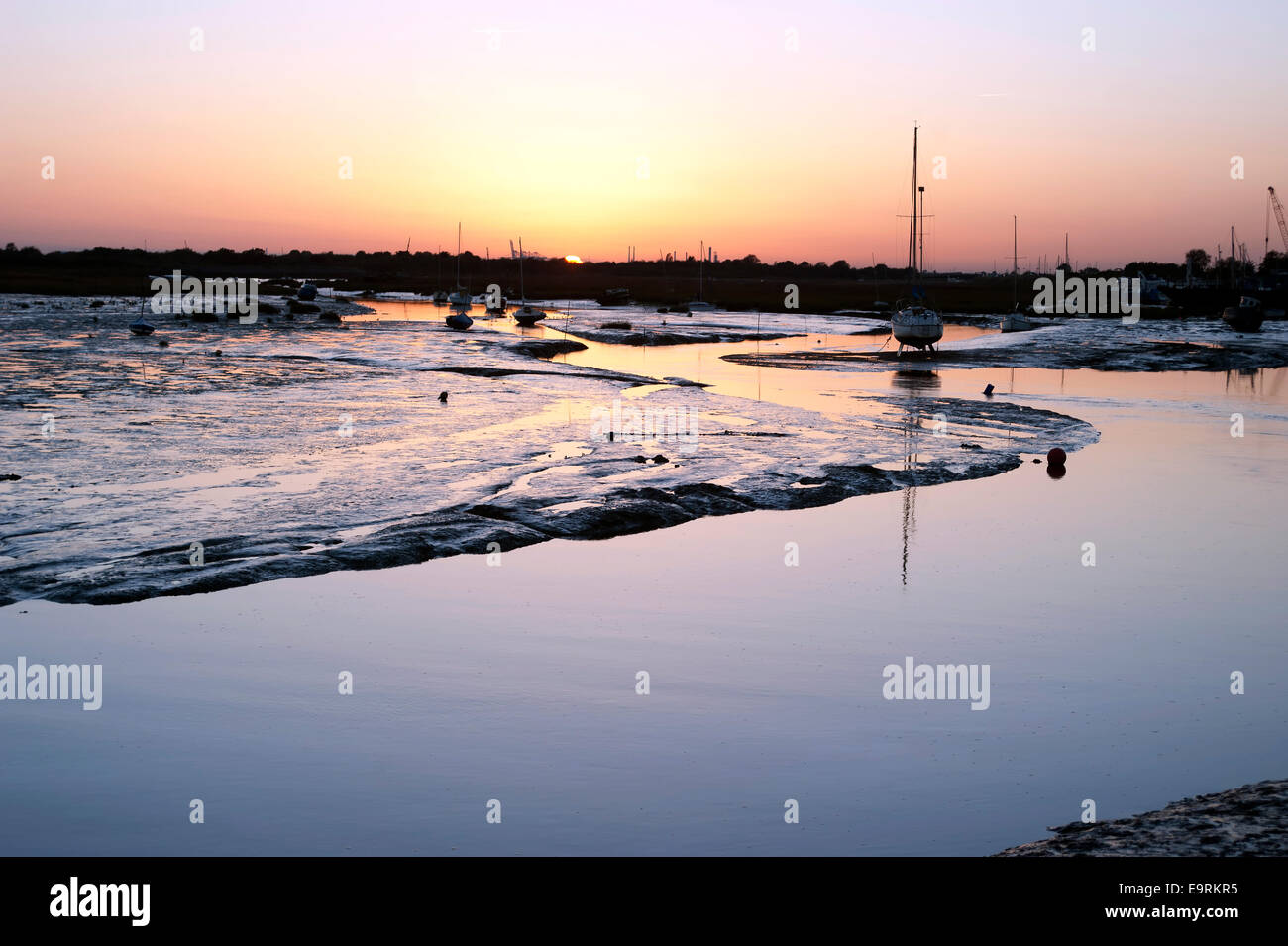 Coucher du soleil sur l'estuaire de la Tamise à Old Leigh, Leigh-on-Sea, Essex, Angleterre, Royaume-Uni. Banque D'Images