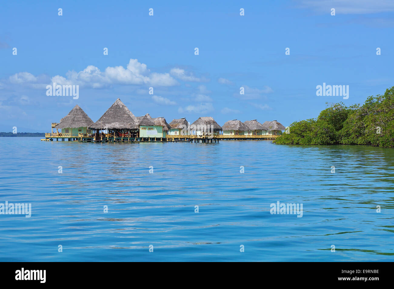 Eco Resort sur l'eau avec cabines de chaume dans la mer des Caraïbes, le Panama Banque D'Images