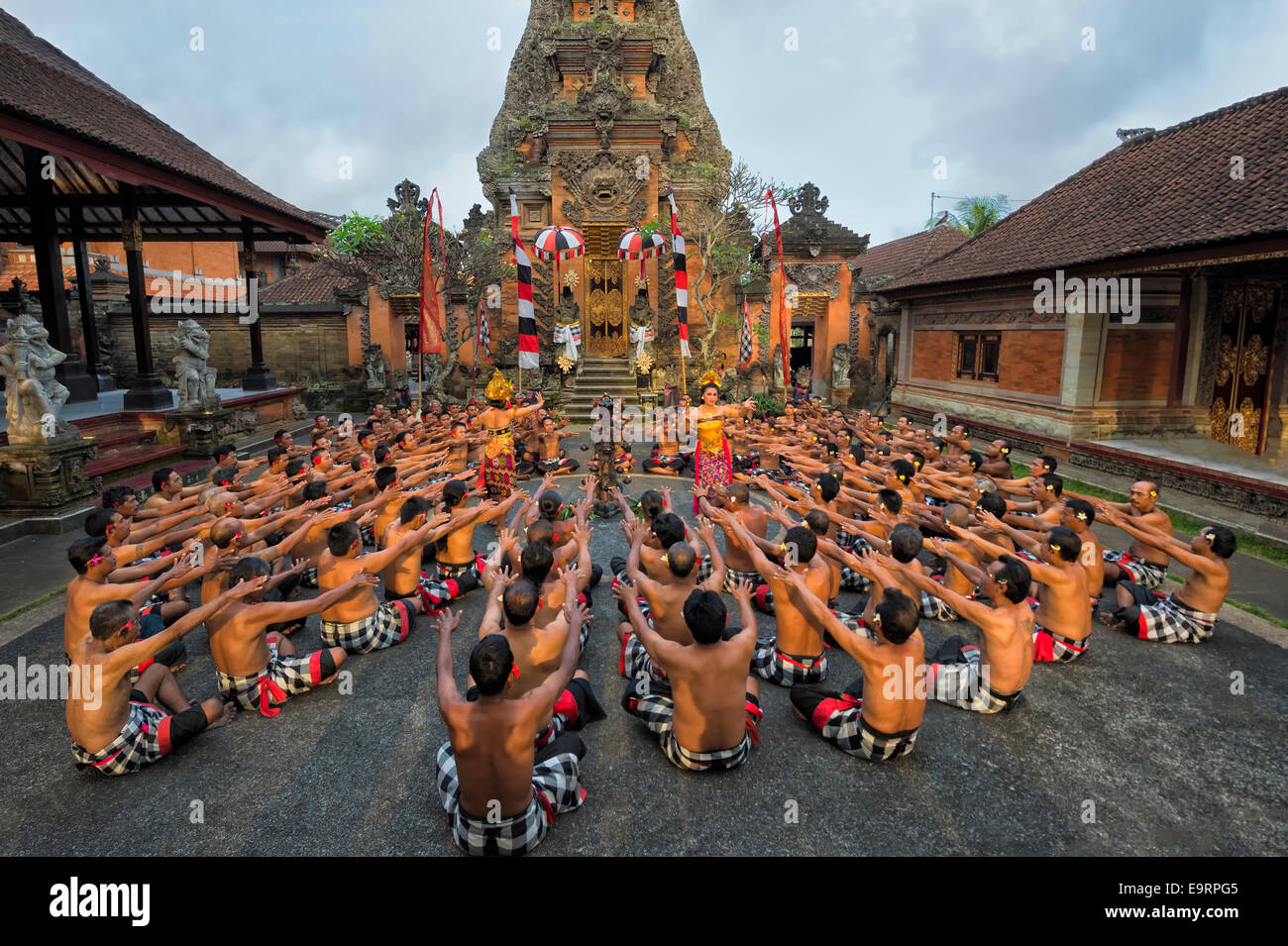 Performance de la danse Kecak Bali, Ubud, Bali, Indonésie Banque D'Images Performance de la danse Kecak Bali, Ubud, Bali, Indonésie Banque D'Images
