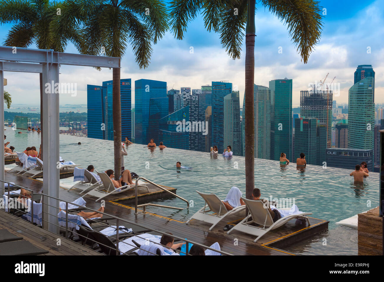 Le centre-ville du quartier financier central vu de la piscine à débordement du Marina Bay Sands , Singapour Banque D'Images