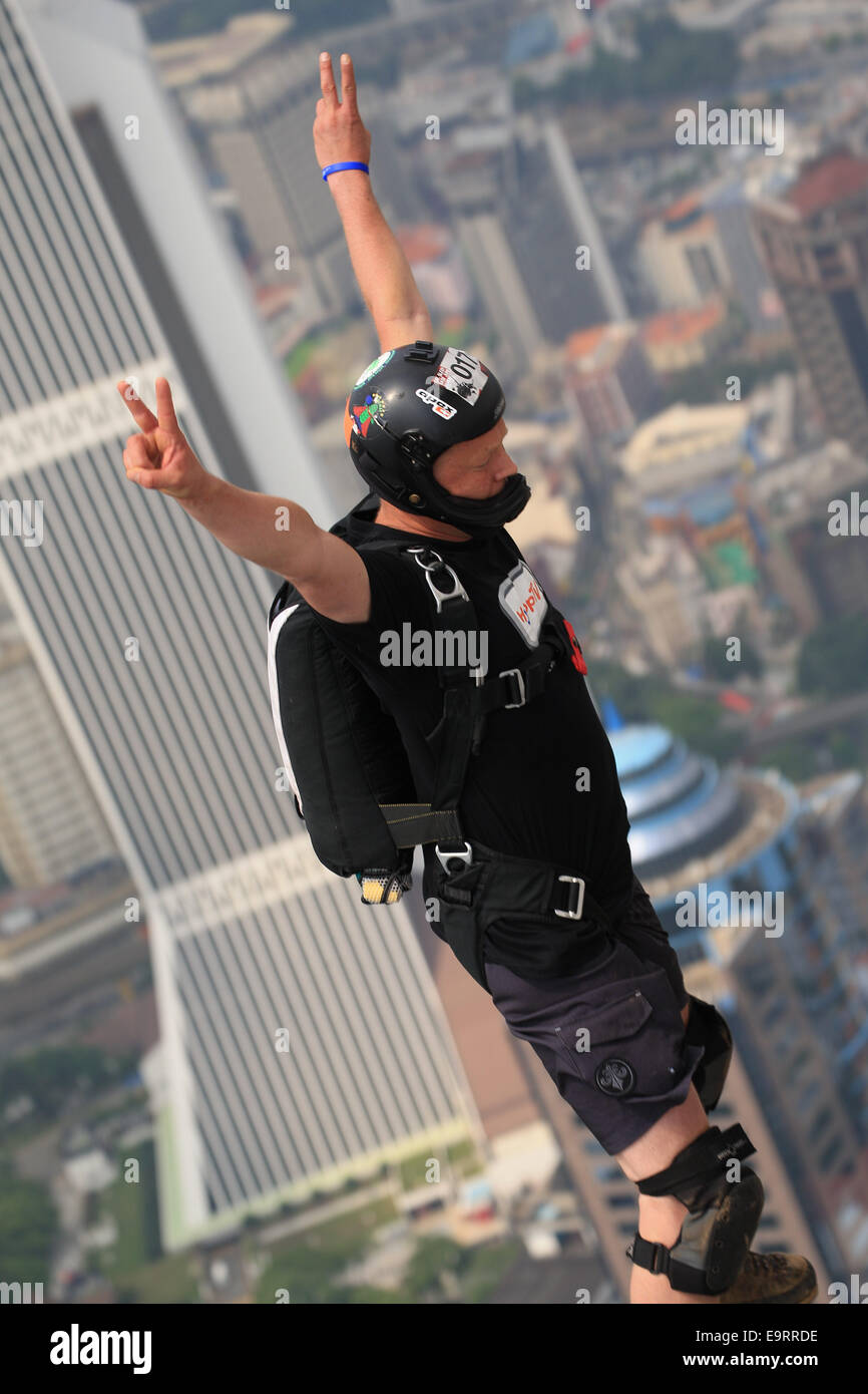 La KL Tower BASE Jump 2014 est un événement annuel de la tour de Kuala Lumpur qui ont attiré les spectateurs internationaux et nationaux. Banque D'Images