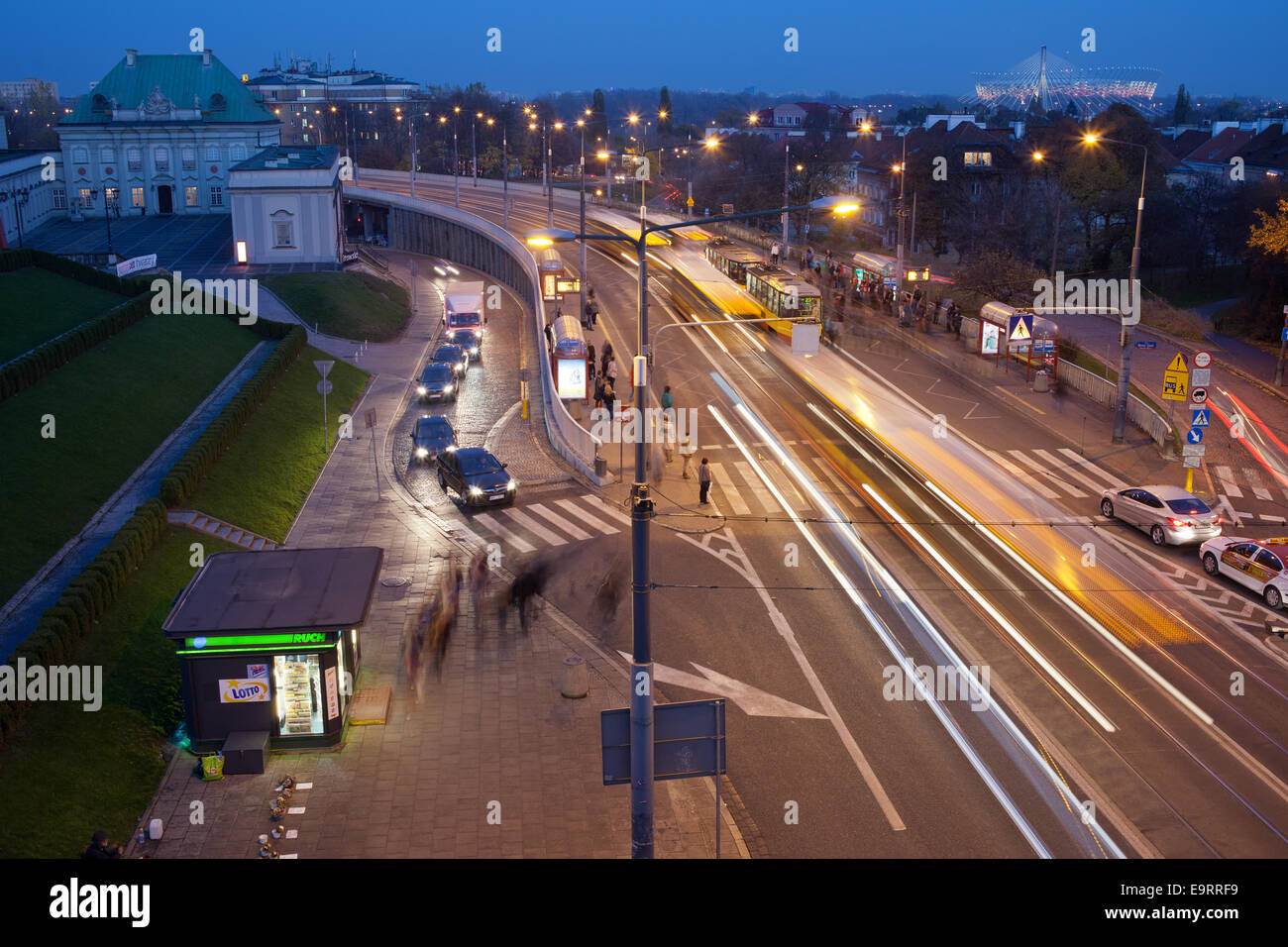 Le trafic de nuit sur l'Avenue de la Solidarité (Polonais : Aleja Solidarnosci), personnes en attente aux arrêts de bus et de tramway à la vieille ville de Varsovie, Banque D'Images