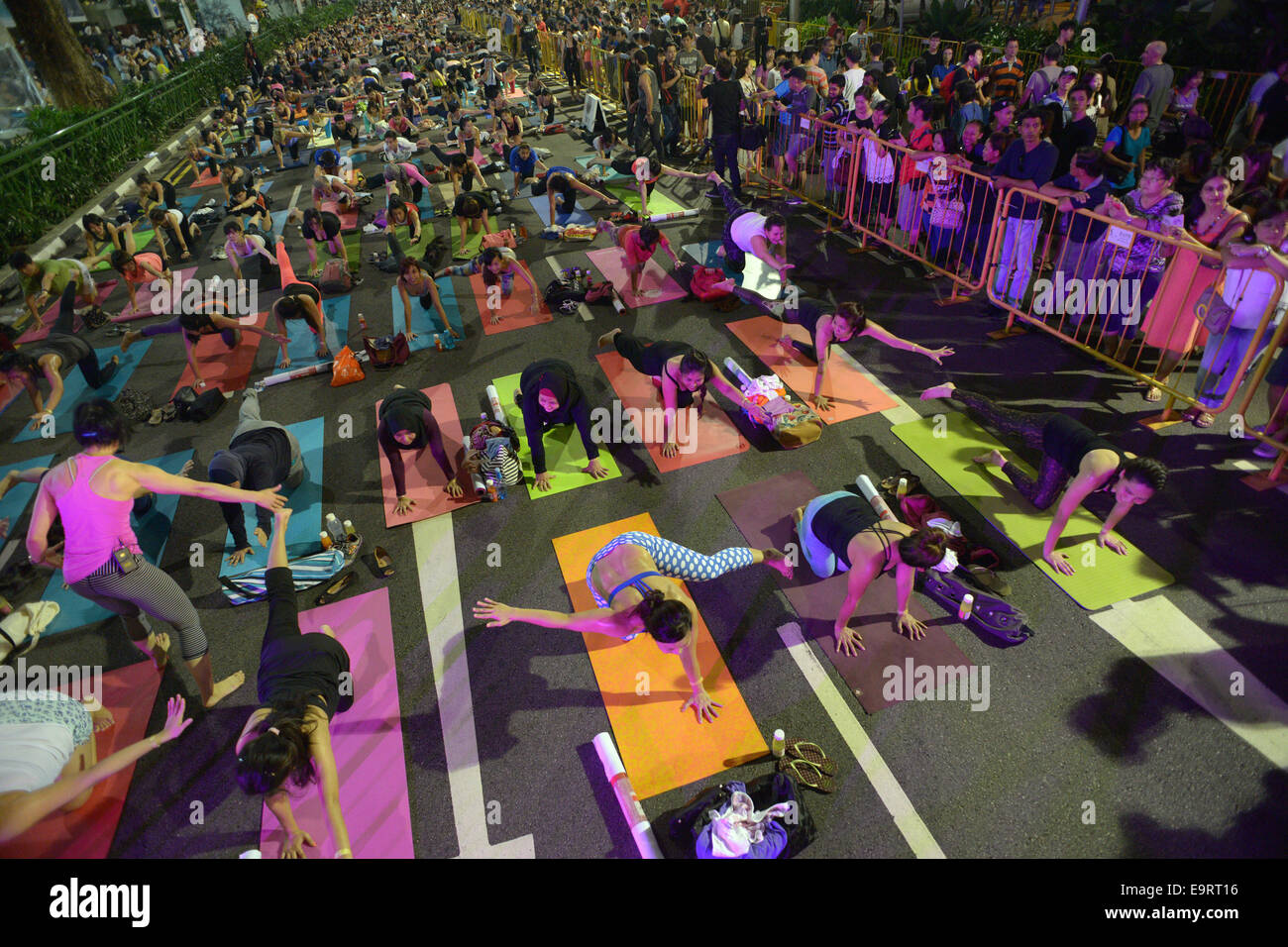 Singapour, Singapour. 1er novembre 2014. Les Yogis assister à la classe de yoga sur Orchard Road, un quartier commerçant bien connu, à Singapour, le 1 novembre 2014. Depuis octobre dernier, l'Orchard Road ici est fermé pendant quelques heures le premier samedi de chaque mois pour les yogis de la pratique. © puis Chih Wey/Xinhua/Alamy Live News Banque D'Images