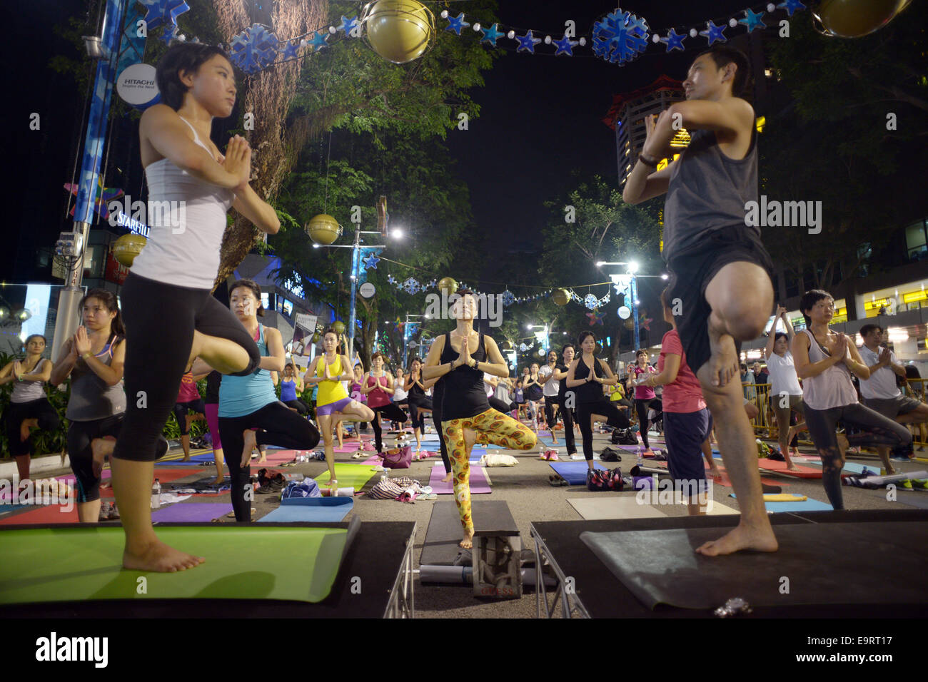 Singapour, Singapour. 1er novembre 2014. Les Yogis assister à la classe de yoga sur Orchard Road, un quartier commerçant bien connu, à Singapour, le 1 novembre 2014. Depuis octobre dernier, l'Orchard Road ici est fermé pendant quelques heures le premier samedi de chaque mois pour les yogis de la pratique. © puis Chih Wey/Xinhua/Alamy Live News Banque D'Images