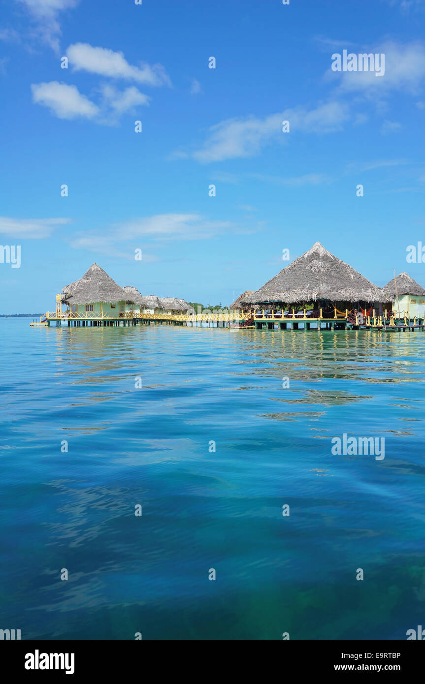 Tropical Resort sur la mer avec toit de chaume des cabanes et restaurant, Caraïbes, Amérique centrale, Panama Banque D'Images