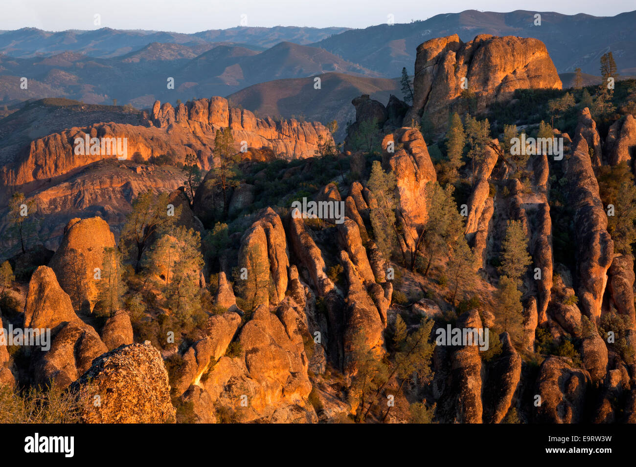 Californie - Lever du soleil sur la roche flèches et côtes dans les hauts sommets et d'un balcon, de Hauts Sommets Sentier dans le Parc National de pinacles. Banque D'Images